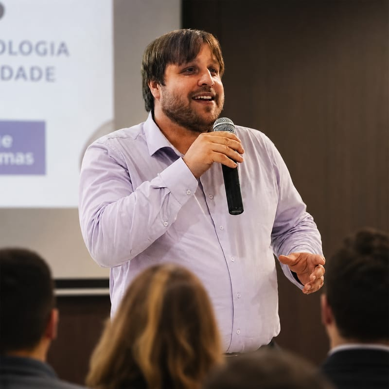 Henrique Oliveira em palestra sobre Psicologia